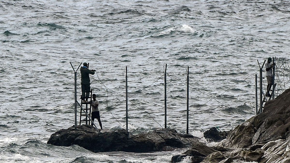 Un guardia civil herido en un intento de asalto masivo de marroquíes a Ceuta Un guardia civil herido en un intento de asalto masivo de marroquíes a Ceuta