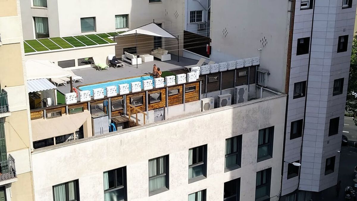 El presunto parricida envió vídeos de su hijo en la piscina del hotel a la madre, según una huésped El presunto parricida envió vídeos de su hijo en la piscina del hotel a la madre, según una huésped