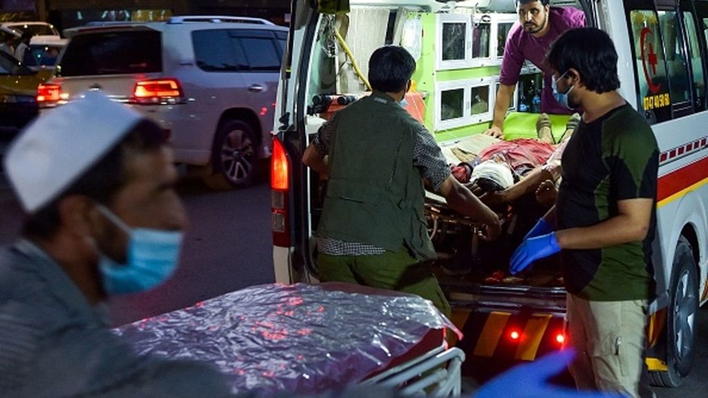 Imágenes de las dos explosiones en las inmediaciones del aeropuerto de Kabul que han dejado una decena de muertes