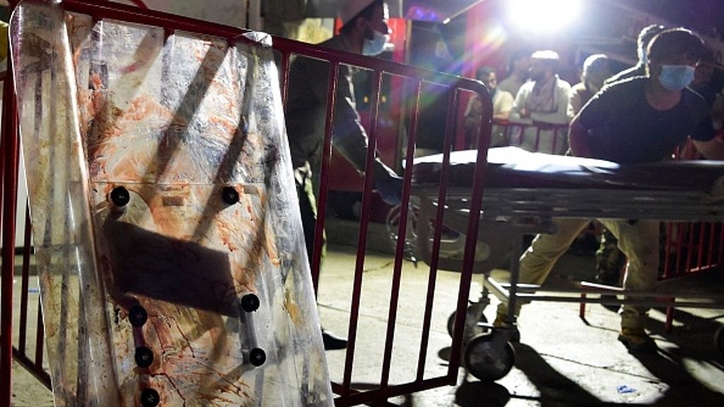 Imágenes de las dos explosiones en las inmediaciones del aeropuerto de Kabul que han dejado una decena de muertes