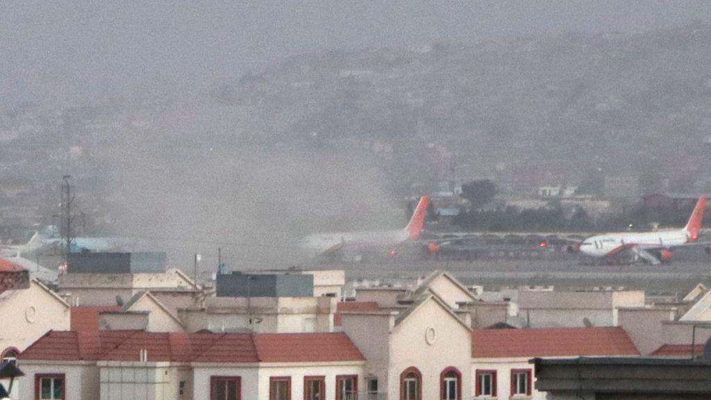 Imágenes de las dos explosiones en las inmediaciones del aeropuerto de Kabul que han dejado una decena de muertes