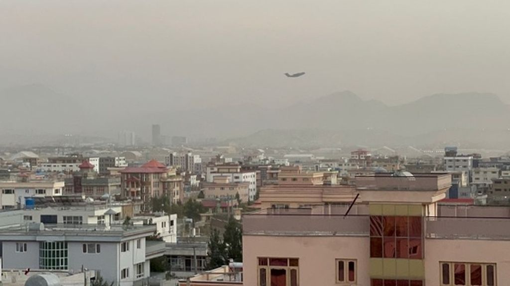 Imágenes de las dos explosiones en las inmediaciones del aeropuerto de Kabul que han dejado una decena de muertes
