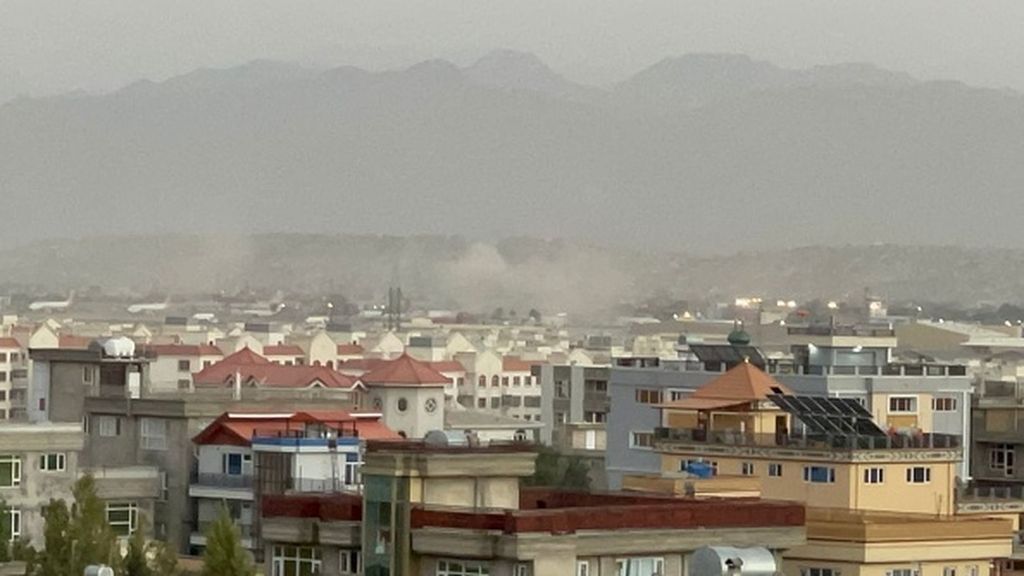 Imágenes de las dos explosiones en las inmediaciones del aeropuerto de Kabul que han dejado una decena de muertes