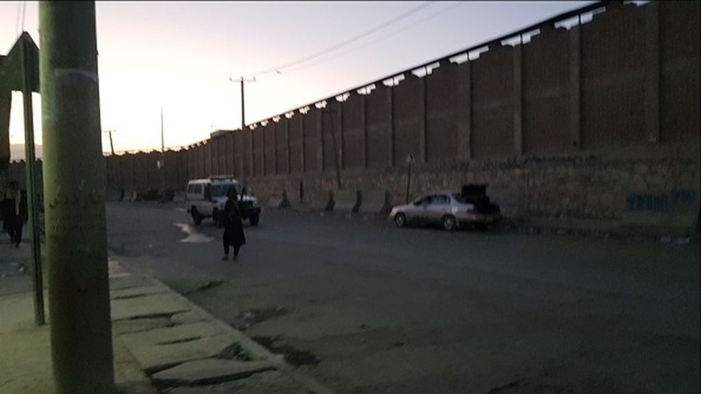 Imágenes de las dos explosiones en las inmediaciones del aeropuerto de Kabul que han dejado una decena de muertes
