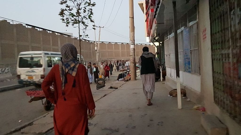 Imágenes de las dos explosiones en las inmediaciones del aeropuerto de Kabul que han dejado una decena de muertes