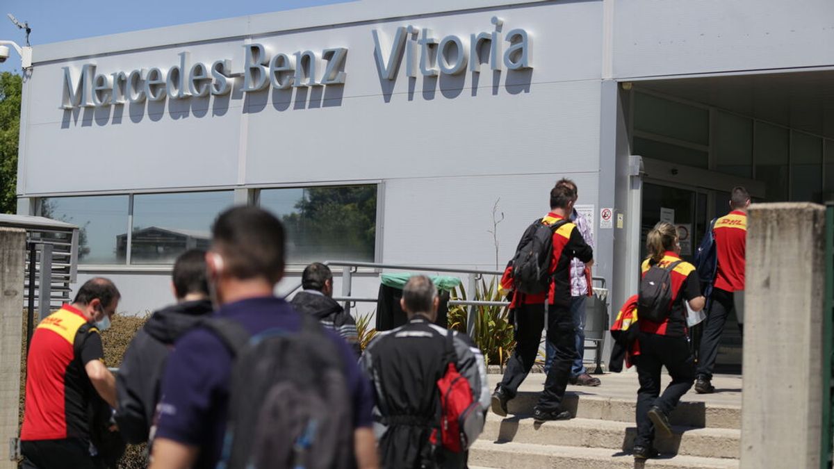Trabajadores accediendo a la planta de Vitoria Trabajadores accediendo a la planta de Vitoria