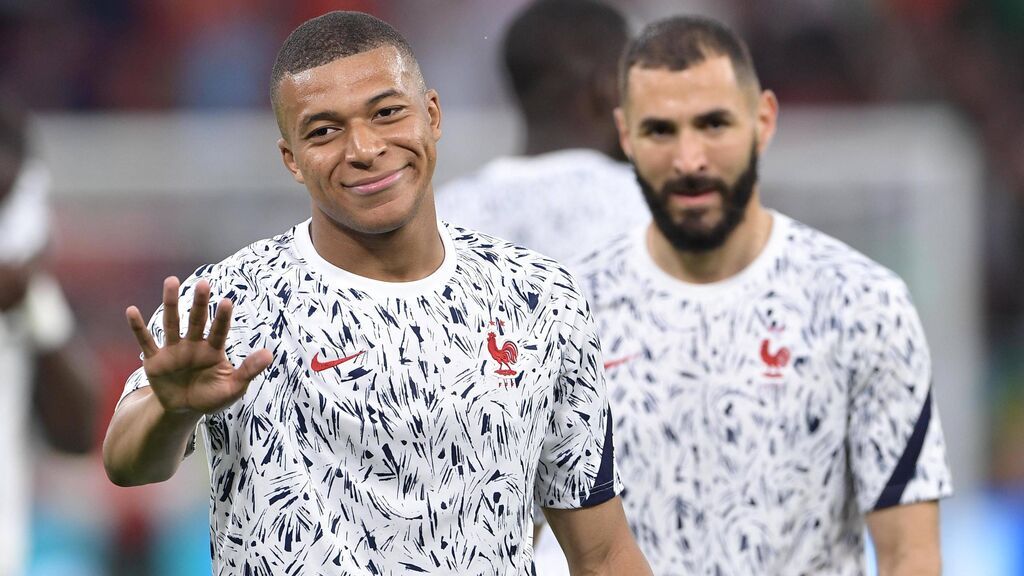 Mbappé se despide del vestuario del PSG.