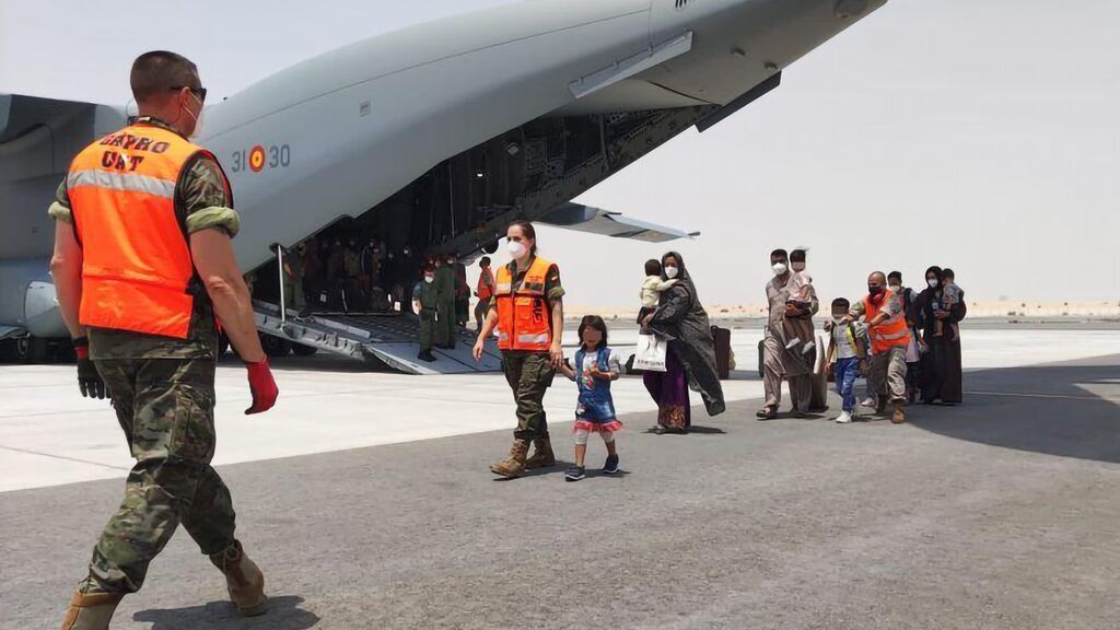 Un avión de las fuerzas con refugiados afganos en Dubái