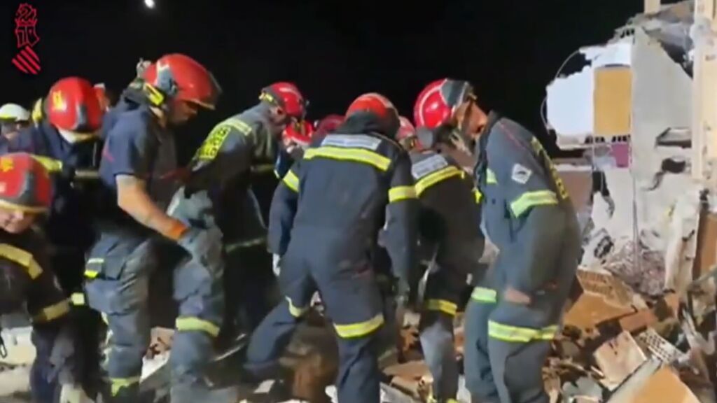 Rescatan con vida a un joven en el edificio colapsado en Peñíscola