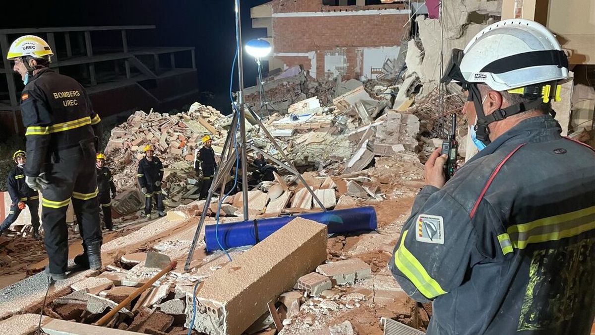 Encontrado sin vida el cuerpo de un menor en el derrumbe del edificio de Peñíscola Encontrado sin vida el cuerpo de un menor en el derrumbe del edificio de Peñíscola