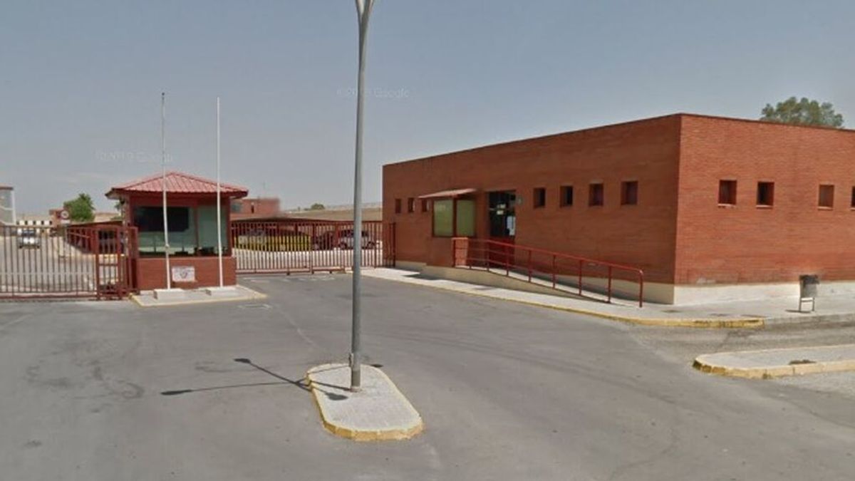 Un preso en la cárcel Sevilla-I se corta y se come un trozo de su oreja Un preso en la cárcel Sevilla-I se corta y se come un trozo de su oreja