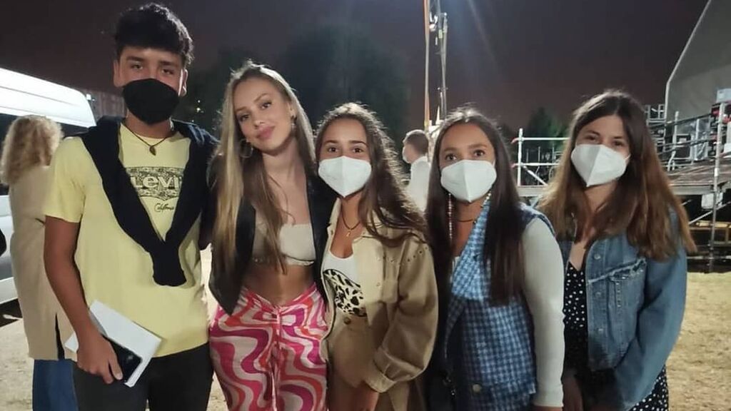 ester expósito fans