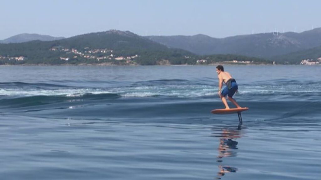 La gesta del regatista olímpico gallego Iago López: 40 minutos surfeando la ola de un barco pesquero