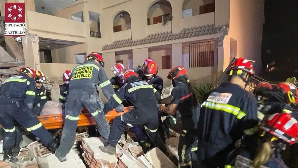 Rescatan con vida a una de las tres personas atrapadas en el derrumbe de Peñíscola Rescatan con vida a una de las tres personas atrapadas en el derrumbe de Peñíscola