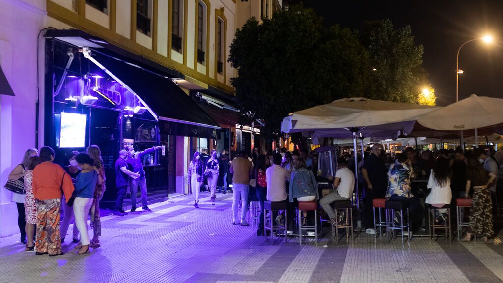 EuropaPress_3696515_terraza_bar_copas_primera_noche_toque_queda_fin_estado_alarma_09_mayo_2021