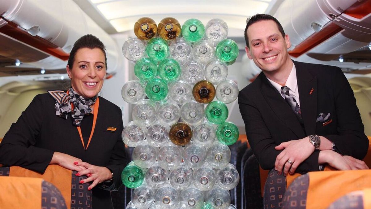 La aerolínea easyJet cambia el uniforme de sus pilotos y tripulación por otros fabricados con botellas de plástico La aerolínea easyJet cambia el uniforme de sus pilotos y tripulación por otros fabricados con botellas de plástico
