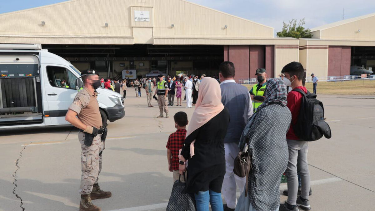 España evacua a un grupo de afganos en el avión A400M que se encontraba en Kabul en el momento del atentado
