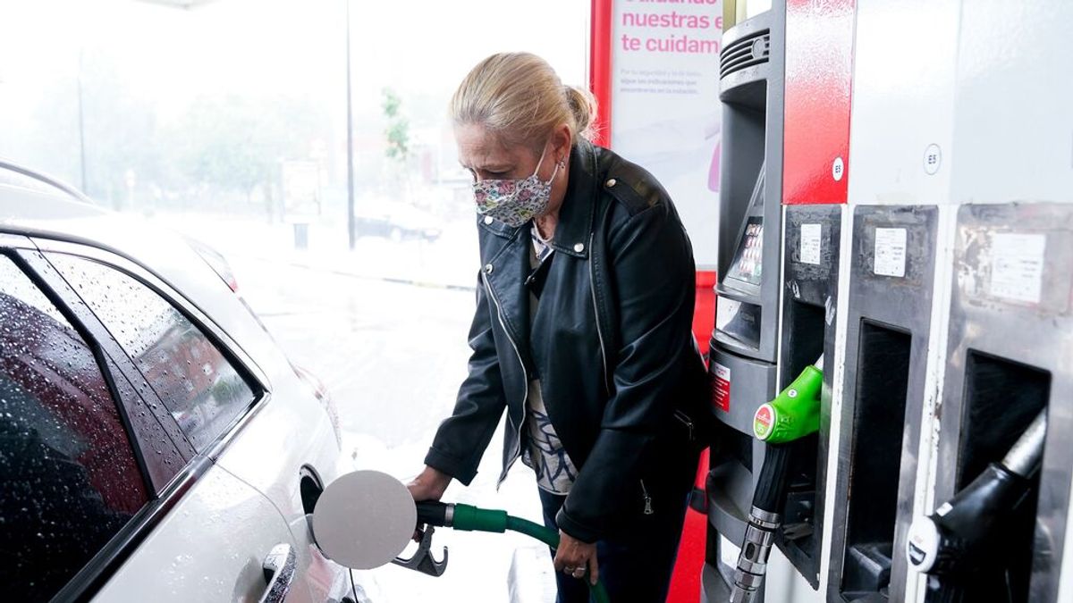 El precio de los carburantes cae por segunda semana, pero sigue siendo hasta un 21% más caro que en 2020 El precio de los carburantes cae por segunda semana, pero sigue siendo hasta un 21% más caro que en 2020