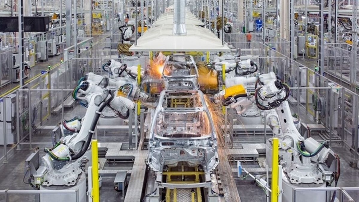 Los otros robots de la industria automotriz que, a diferencia del de Elon Musk, son de verdad y funcionan Los otros robots de la industria automotriz que, a diferencia del de Elon Musk, son de verdad y funcionan