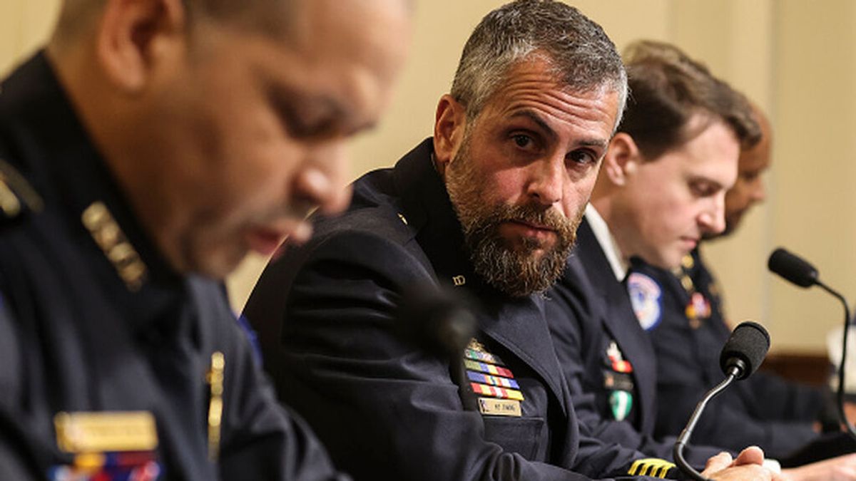 Siete policías del Capitolio demandan a Trump y a varios participantes en el asalto del 6 de enero Siete policías del Capitolio demandan a Trump y a varios participantes en el asalto del 6 de enero