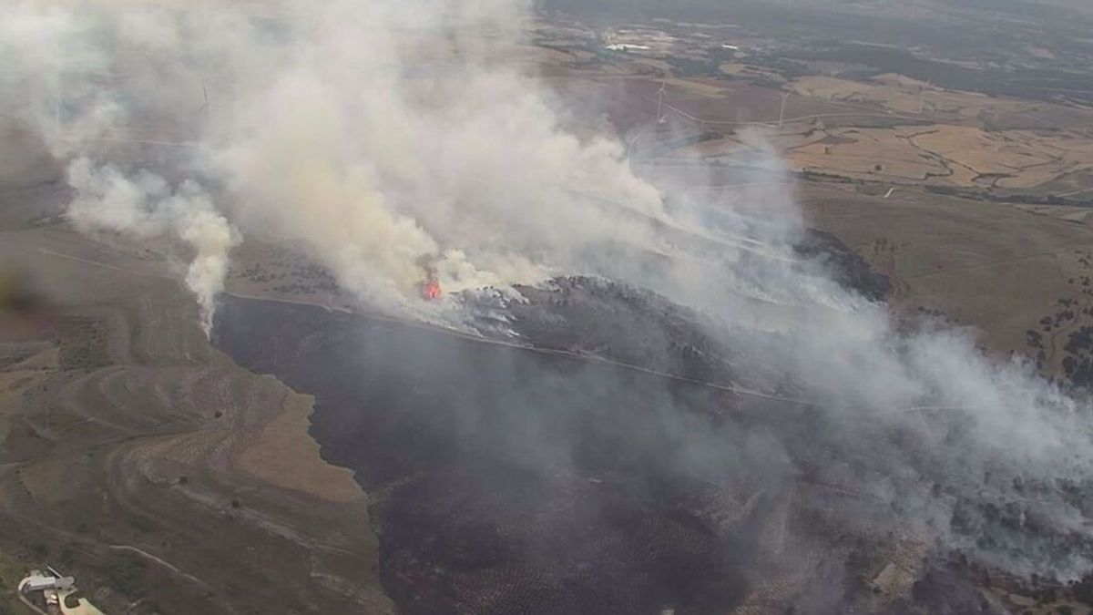 Cerca de 30 medios aéreos y terrestres trabajan en un fuego en Burgos Cerca de 30 medios aéreos y terrestres trabajan en un fuego en Burgos
