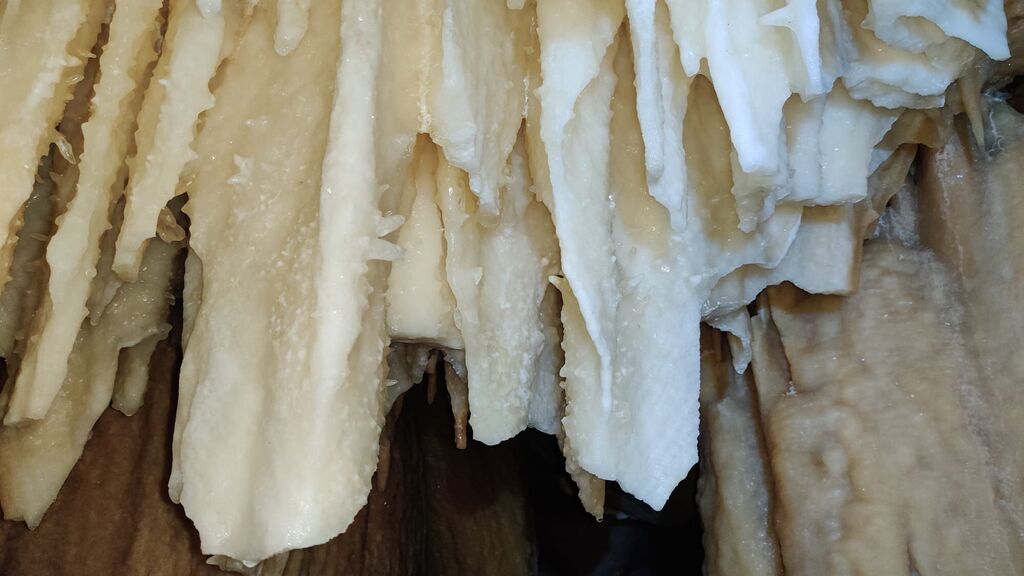 Imágenes de las estalactitas de la "cueva blanca" en Málaga