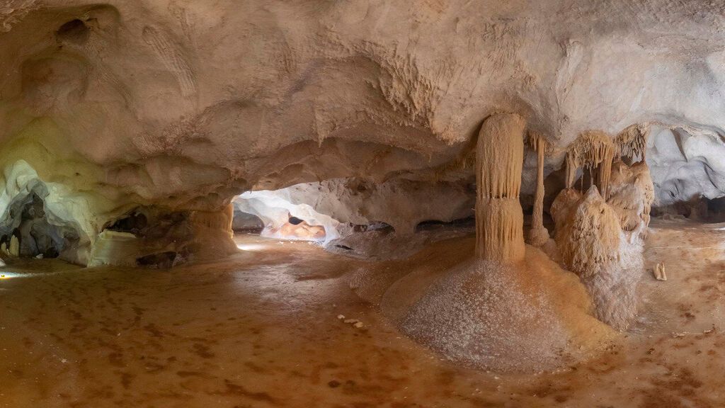 Imágenes de la "cueva blanca" en Málaga