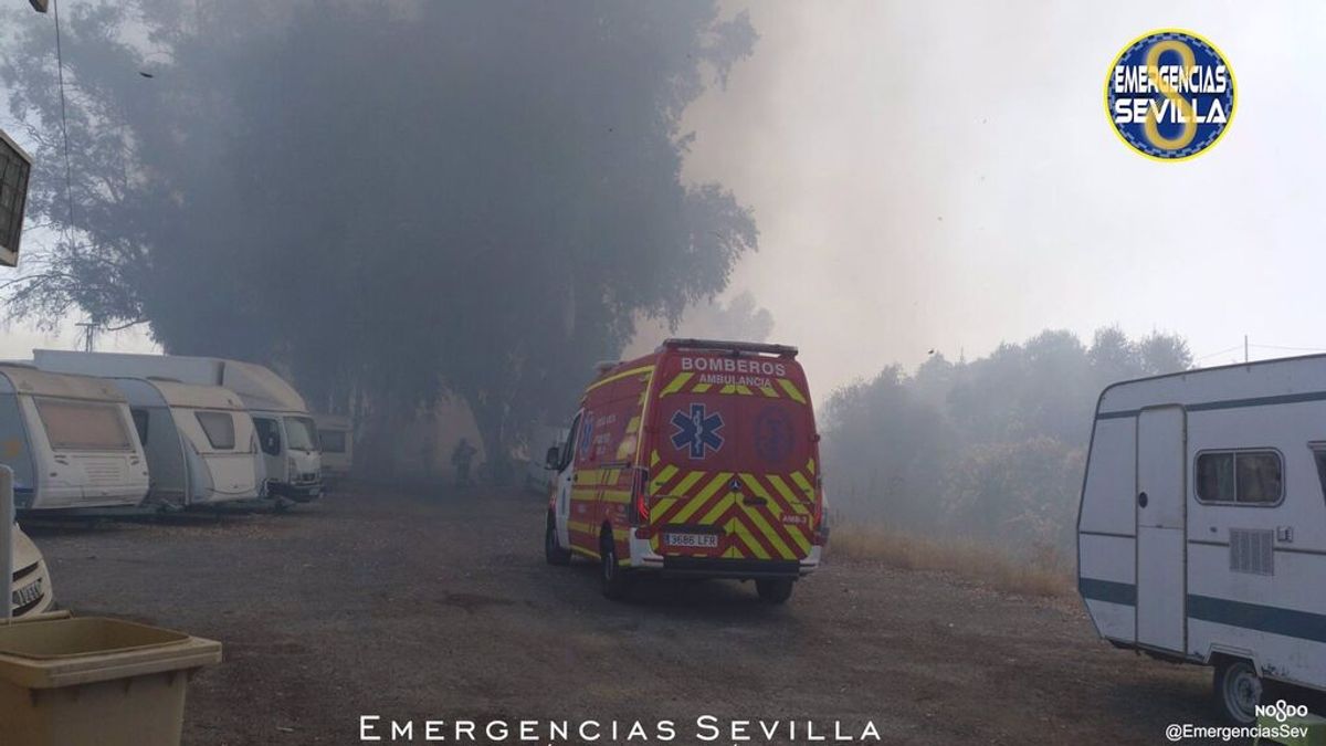 Un incendio afecta a un parking de autocaravanas en el Aeropuerto Viejo de Sevilla Un incendio afecta a un parking de autocaravanas en el Aeropuerto Viejo de Sevilla