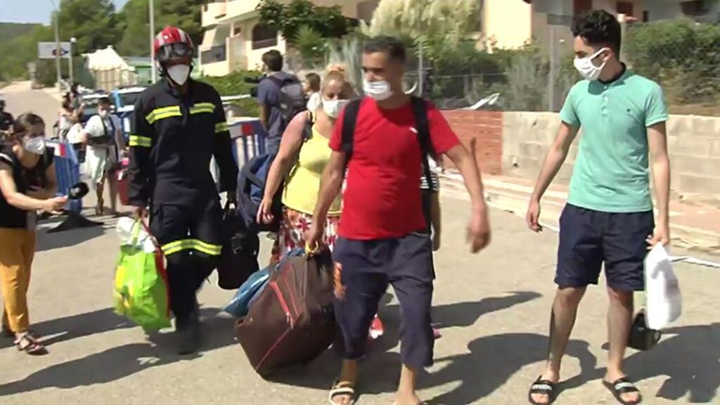 Los vecinos afectados por el derrumbe en Peñíscola vuelven a sus casas a por sus enseres: "Hemos vuelto a nacer"