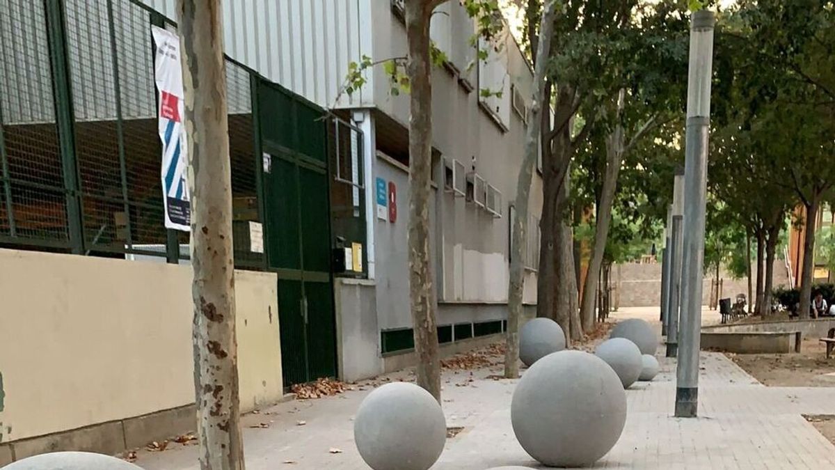 Colau retira las bolas de hormigón frente a un colegio tras las críticas por la “chapuza urbanística” Colau retira las bolas de hormigón frente a un colegio tras las críticas por la “chapuza urbanística”