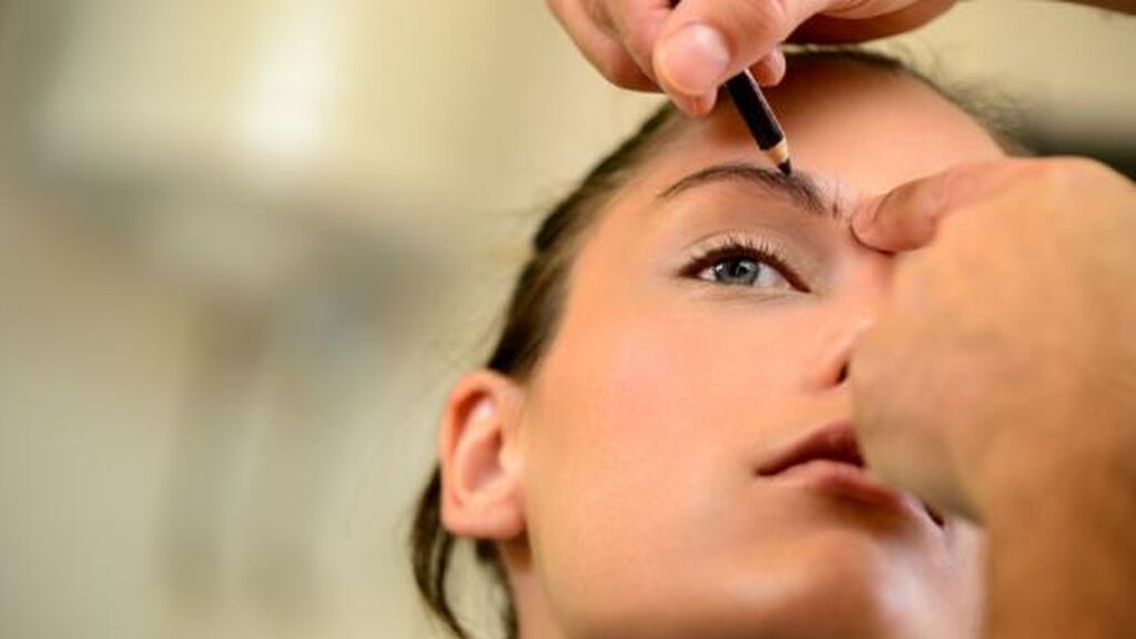 Deberás comprar un pincel y un maquillaje especial para cejas.