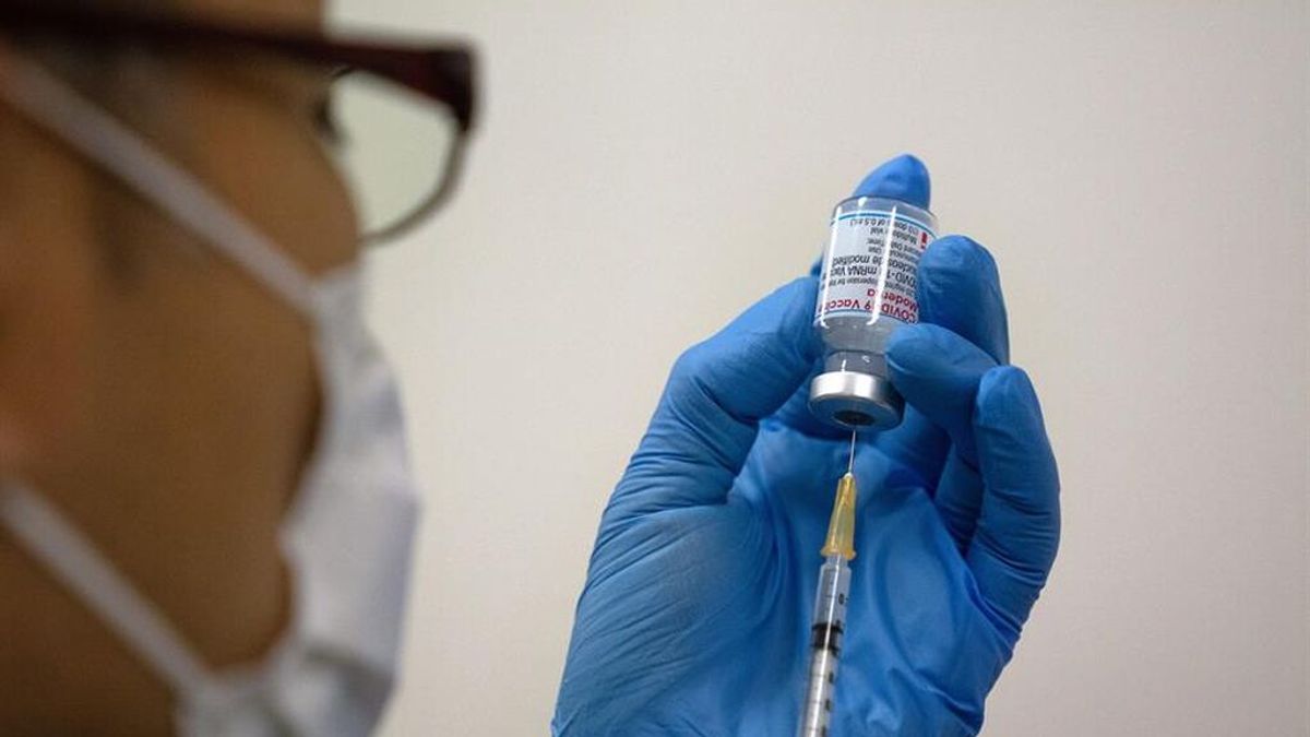 Japón informa de dos muertes en vacunados con los lotes de Moderna contaminados procedentes de España