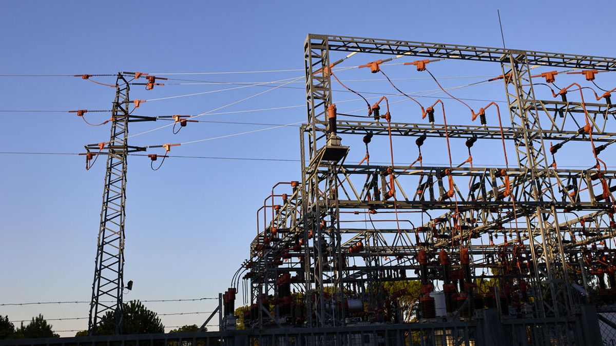 El precio de luz cae este domingo por tercer día, un 7,4%, pero se mantiene por encima de 100 euros/MWh El precio de luz cae este domingo por tercer día, un 7,4%, pero se mantiene por encima de 100 euros/MWh