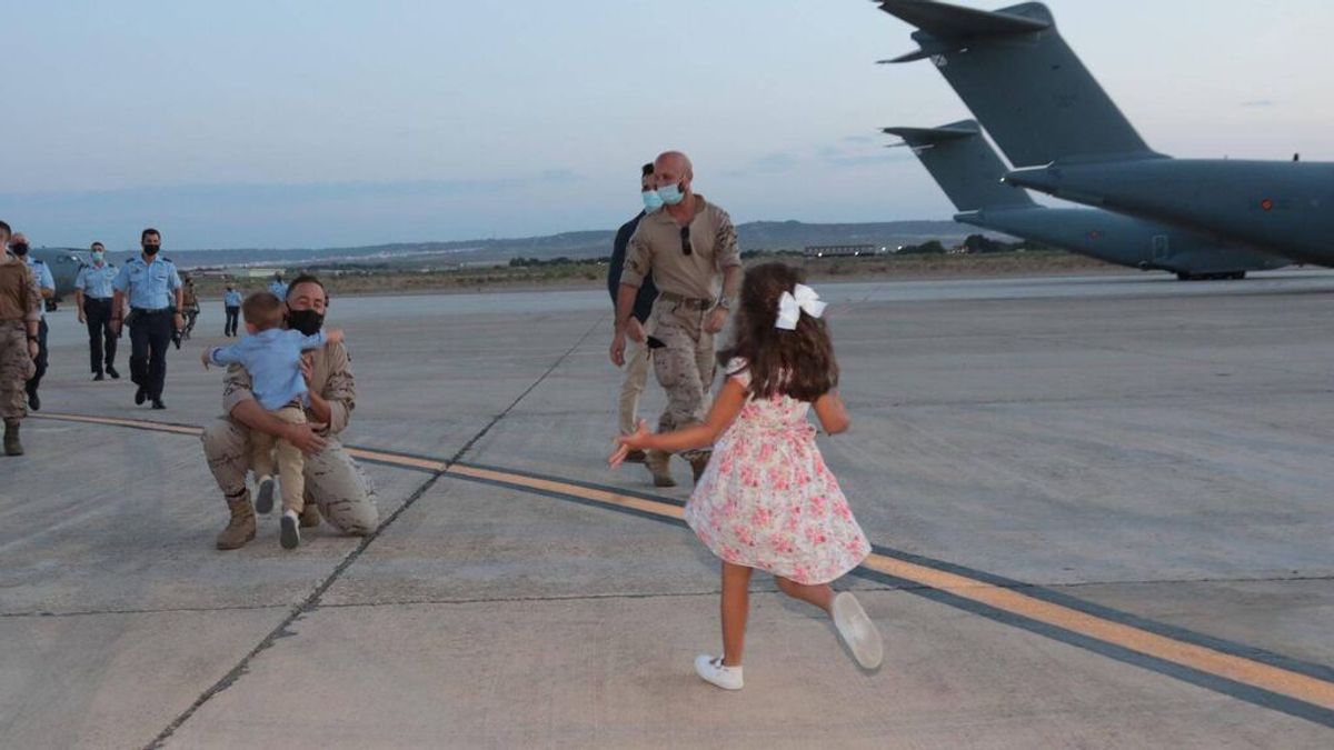 Aterrizan en Zaragoza los últimos militares desplazados Aterrizan en Zaragoza los últimos militares desplazados