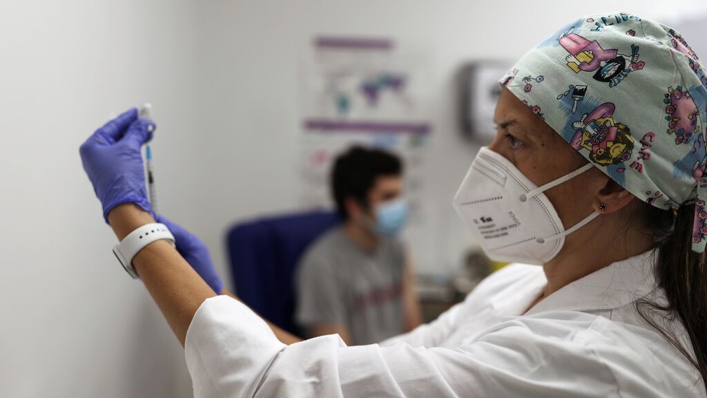 Israel autoriza la tercera dosis de la vacuna contra el coronavirus para toda la población