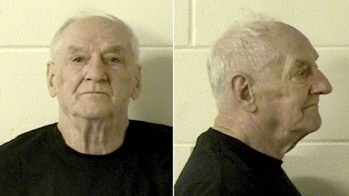 Un sobre lamido lleva a cadena perpetua a un hombre de 84 años por asesinatos de hace 45 años