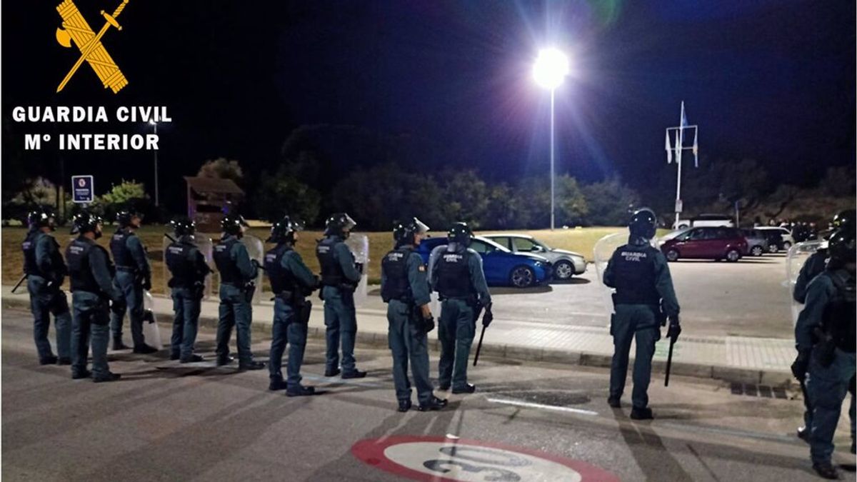 Detenidos 18 jóvenes en un macrobotellón en Noja en el que había unas 600 personas Detenidos 18 jóvenes en un macrobotellón en Noja en el que había unas 600 personas
