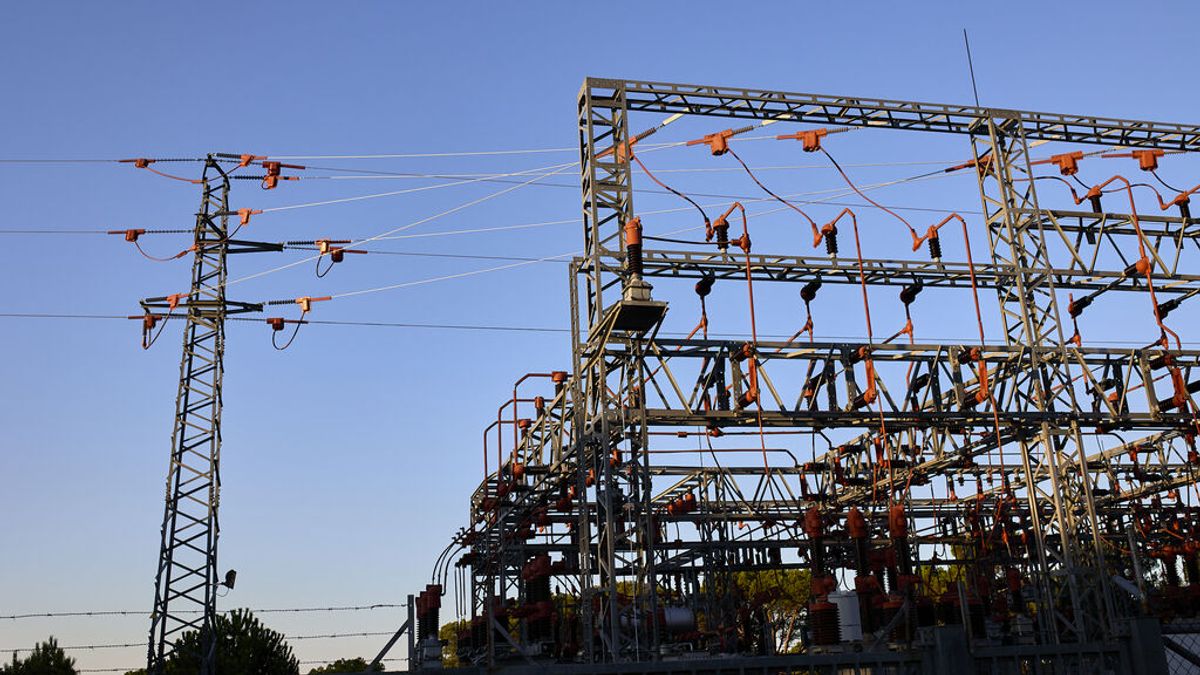 El precio de luz vuelve a batir un récord este lunes y alcanza los 124,45 euros/MWh El precio de luz vuelve a batir un récord este lunes y alcanza los 124,45 euros/MWh