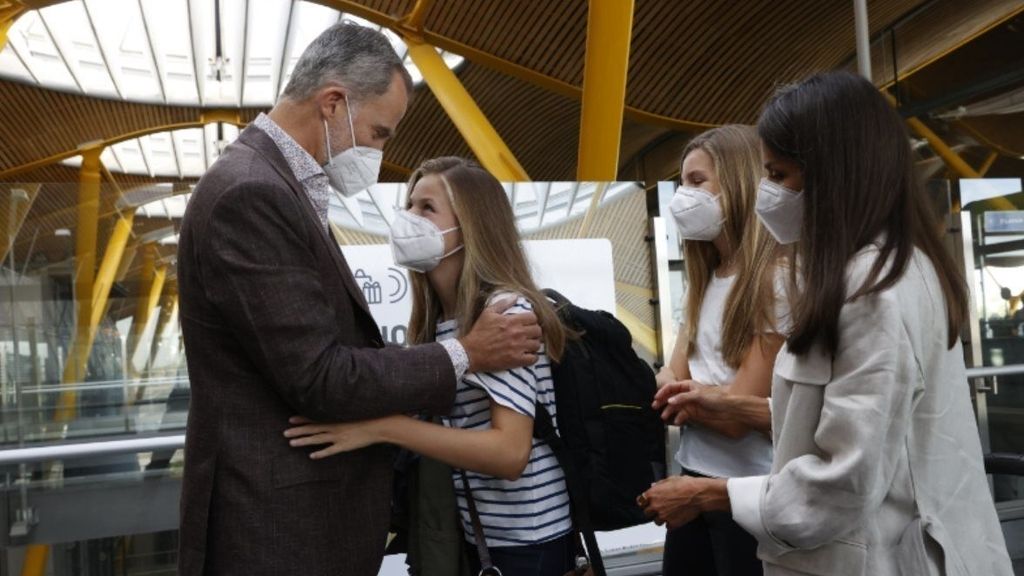 Las fotos de la despedida de la Infanta Leonor rumbo a Gales