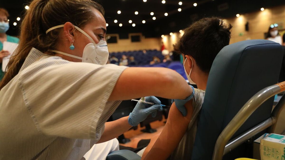 España está a menos de medio millón de dosis del objetivo del 70% de población vacunada España está a menos de medio millón de dosis del objetivo del 70% de población vacunada