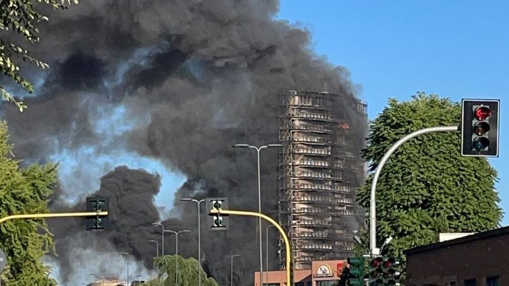 Las llamas calcinan un edificio de 20 plantas en Milán