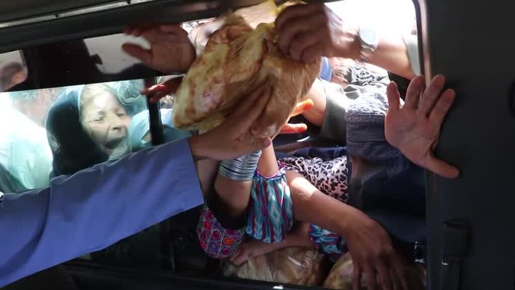 Decenas de personas desesperadas buscan comida y refugio a las afueras de Kabul