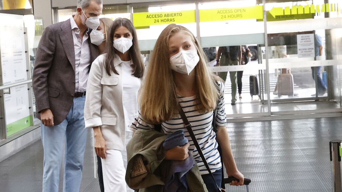 Los reyes despiden en el aeropuerto de Madrid a Leonor el día que empieza el curso en Gales Los reyes despiden en el aeropuerto de Madrid a Leonor el día que empieza el curso en Gales