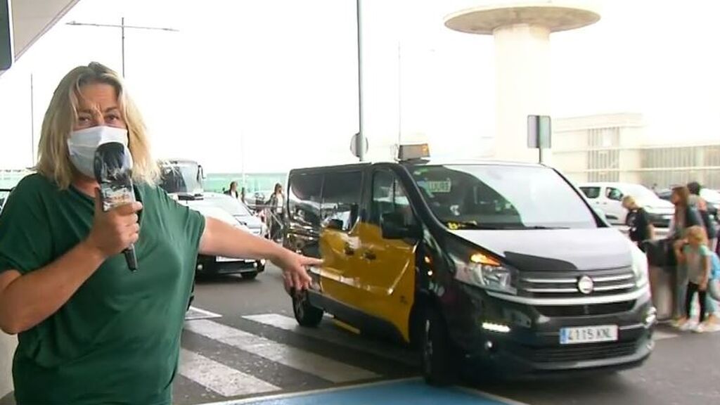 La llegada en taxi al aeropuerto y su petición la taxista