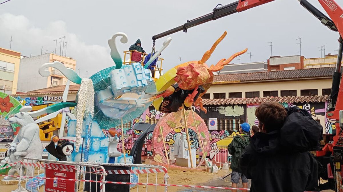 El temporal de lluvias provoca la caída de dos fallas en Sagunto El temporal de lluvias provoca la caída de dos fallas en Sagunto