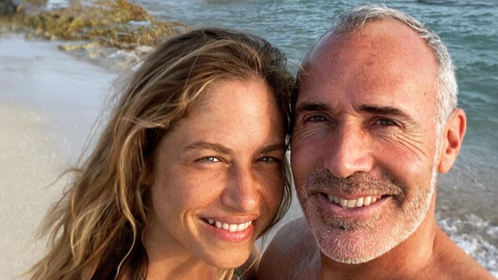 Competitivo hasta de vacaciones: Álex Corretja cambia la raqueta por la pala y se echa un pique 'pro' en la playa