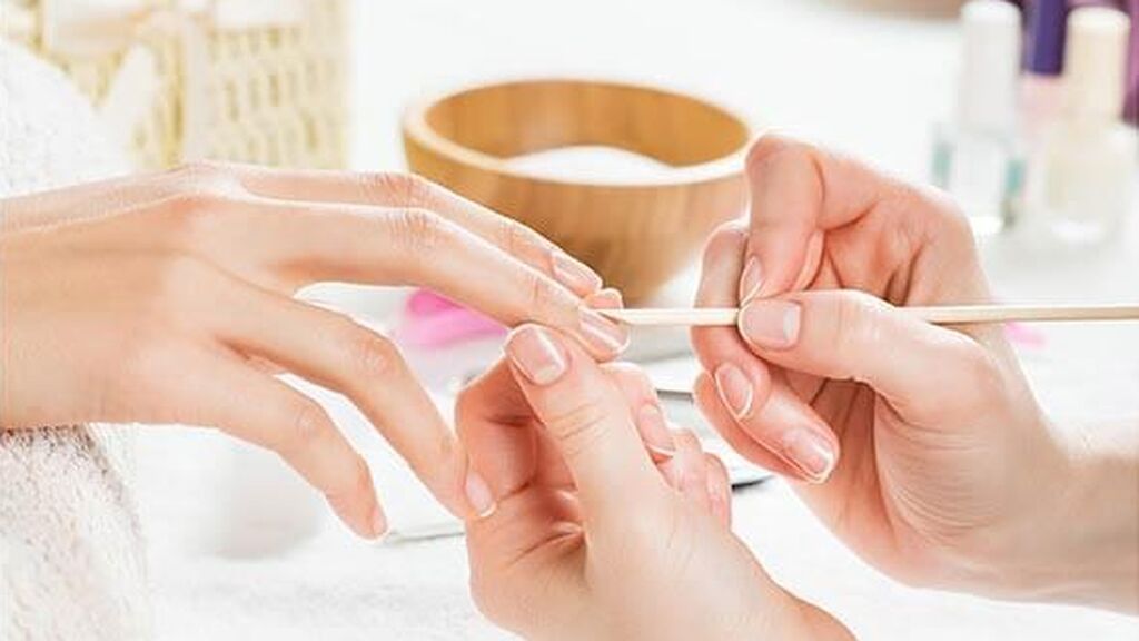 Habrá que utilizar un pincel para hacer el nail art.