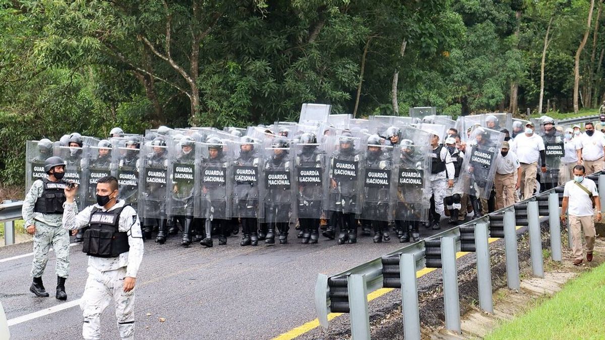 México bloquea el paso de una caravana de migrantes México bloquea el paso de una caravana de migrantes