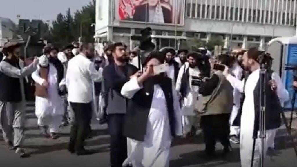 Los talibanes celebran la victoria en el aeropuerto de Kabul