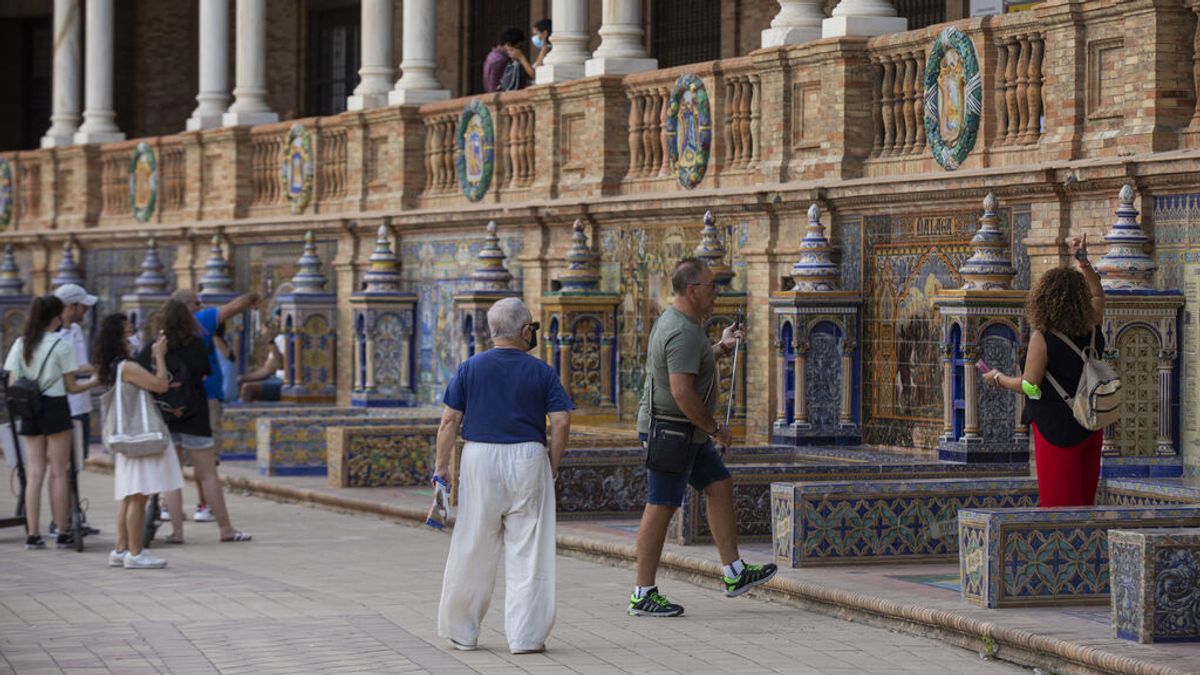 Los contagios y los hospitalizados por covid en España siguen bajando Los contagios y los hospitalizados por covid en España siguen bajando